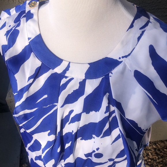 NWT! Michael Kors Sleeveless Blue & White Bold Print Ruffled Pleated Blouse!! - Picture 8 of 11